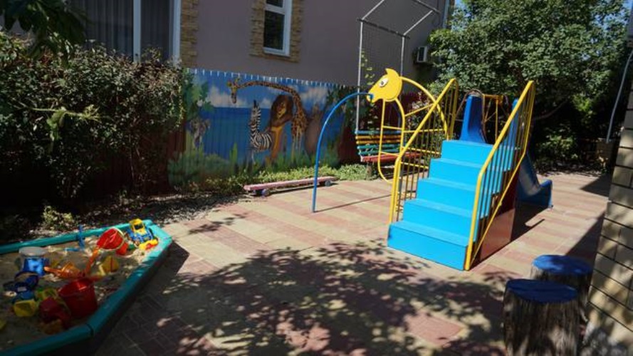 Автобусом к морю из Тулы в Голубицкую гостевой дом ВАЛЕНТИНА детская площадка